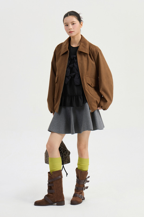 페이크 스웨이드 카라 점퍼(camel)는 가을, 겨울에 어울리는 여성용 점퍼입니다. 부드러운 촉감의 스웨이드 소재에 오버핏 디자인으로, 캐주얼 및 빈티지 스타일을 연출합니다. 힙선을 덮는 기장에 지퍼 여밈 방식이며, 밑단 밴딩과 양옆 아웃포켓, 안감 처리가 되어 있습니다. 데일리룩, 동네 마실룩, 산책룩 등 다양한 상황에서 활용하기 좋으며, 캐주얼, 클래식, 미니멀 스타일을 즐겨 입는 분들께 추천합니다.
