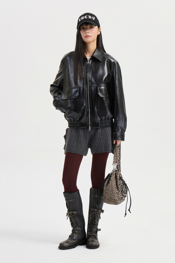 페이크 레더 카라 점퍼 (블랙)는 가을, 겨울 시즌에 어울리는 여성용 아우터입니다. 캐주얼, 스트릿 스타일을 연출하기 좋으며, 넉넉한 레귤러핏으로 편안하게 착용할 수 있습니다. 블랙 컬러의 무지 디자인에, 인조가죽 소재와 두꺼운 두께감으로 따뜻함을 더했습니다. 칼라 디테일, 지퍼 슬라이더 장식, 가슴 포켓, 스냅 버튼, 밑단 밴딩, 럭키 로고 안감 등 다양한 특징을 갖춘 블루종 스타일의 점퍼입니다. 겨울 데일리룩, 쇼핑룩, 모임룩에 활용하기 좋은 아이템입니다.
