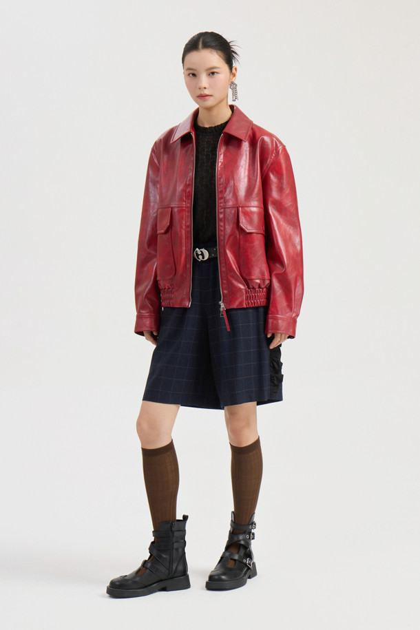 페이크 레더 카라 점퍼 (레드)는 캐주얼, 스트릿 스타일을 즐기는 여성들을 위한 크롭 기장의 인조 가죽 점퍼입니다. 봄, 가을에 적합하며, 부드러운 촉감의 소재로 제작되어 편안하게 착용할 수 있습니다. 지퍼형 여밈 방식에 밑단 이밴드 블루종 디자인으로 활동성을 높였으며, 워시드 가공과 래키 (LUCKY) 로고 안감, 가슴 포켓 스냅 디테일이 특징입니다. 데이트룩, 쇼핑룩 등 다양한 TPO에 맞춰 미니멀한 스타일링을 연출해보세요. 루즈핏으로 편안하면서도 멋스러운 핏을 선사합니다.
