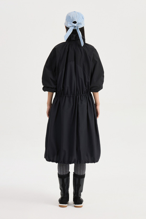 볼륨 포켓 롱 점퍼 (black)는 캐주얼, 스트리트 스타일을 즐기는 분들을 위한 아우터입니다. 롱 기장의 무지 디자인으로, 봄, 가을에 가볍게 걸치기 좋습니다. 루즈핏에 부드러운 나일론 소재를 사용하여 편안한 착용감을 선사하며, 넥과 허리 밑단의 셔링 디테일이 여성스러운 실루엣을 연출합니다. 원피스형 실루엣과 볼륨감 있는 디자인, 입체적인 아웃 포켓이 돋보이며, 지퍼 여밈 방식으로 간편하게 착용할 수 있습니다. 동네 마실룩이나 산책룩에 안성맞춤입니다.
