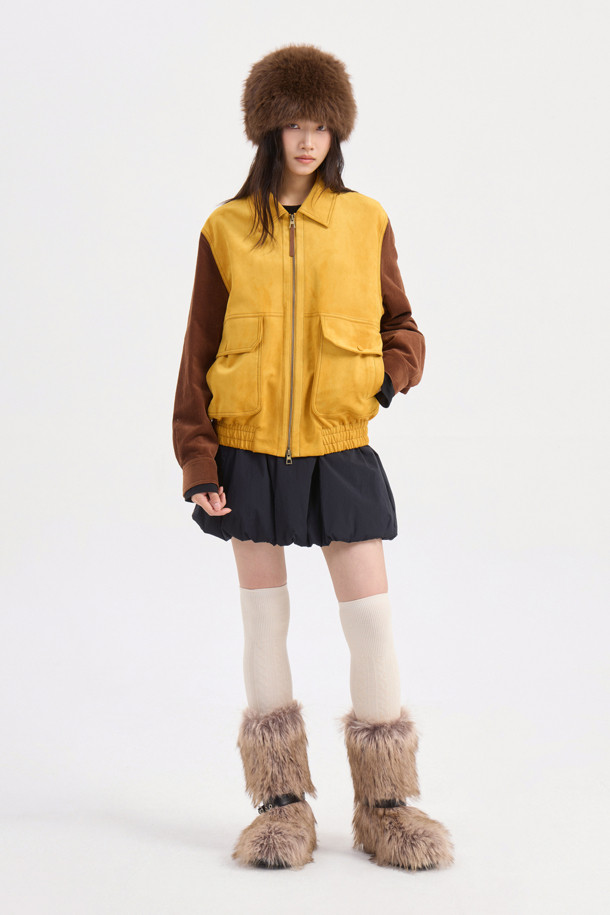 코듀로이 슬리브 페이크 스웨이드 점퍼 (옐로우)는 부드러운 스웨이드 소재의 몸판과 코듀로이 소매의 조화가 돋보이는 여성용 점퍼입니다. 캐주얼, 미니멀, 클래식 스타일을 아우르는 디자인으로, 가을과 겨울에 따뜻하게 착용하기 좋습니다. 오버핏 크롭 기장으로 편안한 착용감을 선사하며, 빅 사이즈 포켓과 금속 지퍼 디테일이 돋보입니다. 여행룩, 캠핑룩 등 다양한 TPO에 활용 가능하며, 옐로우와 브라운 두 가지 컬러로 만나볼 수 있습니다.
