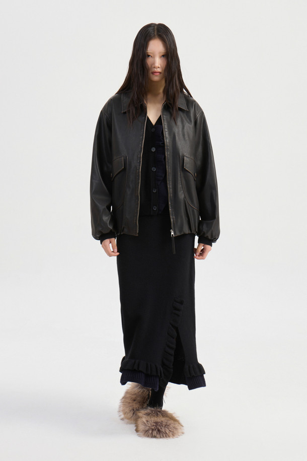 다크 브라운 컬러의 워싱 페이크 레더 카라 점퍼입니다. 힙 기장의 오버핏 블루종 스타일로, 가을과 겨울에 따뜻하게 착용할 수 있습니다. 겉감은 인조가죽 소재이며, 두꺼운 두께감과 패딩 안감으로 보온성을 높였습니다. 지퍼 여밈 방식과 아웃포켓 디테일, 밴딩 마감으로 활동성을 더했습니다. 데이트룩, 모임룩, 캐주얼 및 미니멀 스타일링에 모두 잘 어울립니다.
