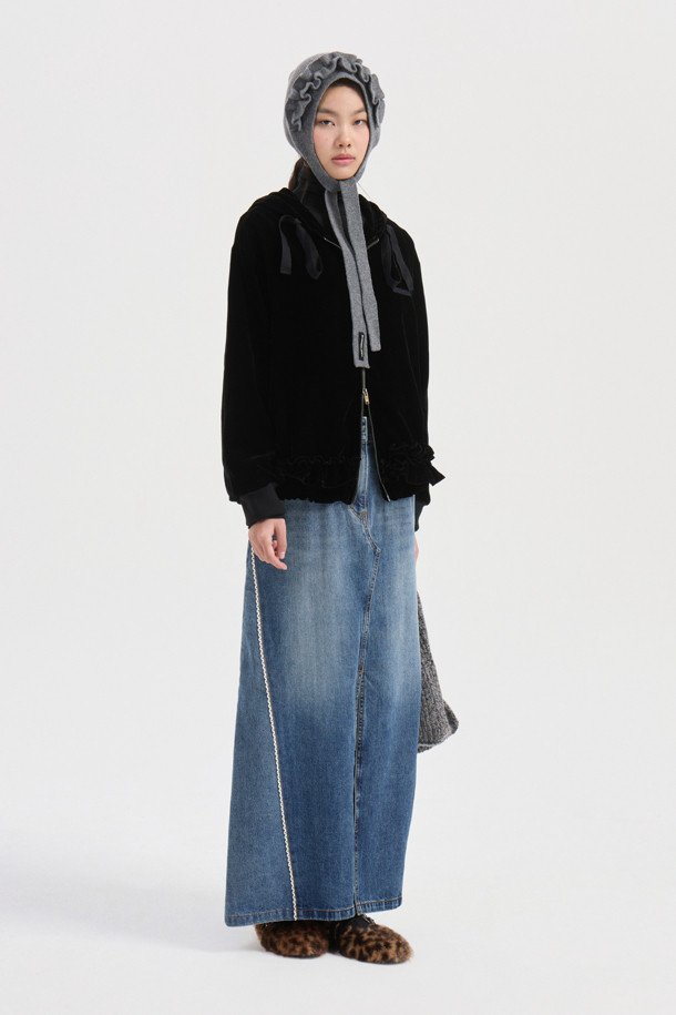 벨벳 프릴 후드 점퍼 (블랙)는 페미닌하고 유니크한 스타일을 연출하는 여성용 점퍼입니다. 부드러운 벨벳 소재에 두꺼운 두께감으로 따뜻함을 더하고, 프릴 디테일과 언밸런스 밑단으로 포인트를 더했습니다. 후드 디자인과 긴 소매, 집업 여밈 방식으로 편안하게 착용 가능하며, 로고 패턴 안감과 자수 와펜 장식이 고급스러움을 더합니다. 데이트룩, 모임룩 등 특별한 날, 또는 클래식, 미니멀, 로맨틱한 스타일을 연출하고 싶을 때 적합합니다.
