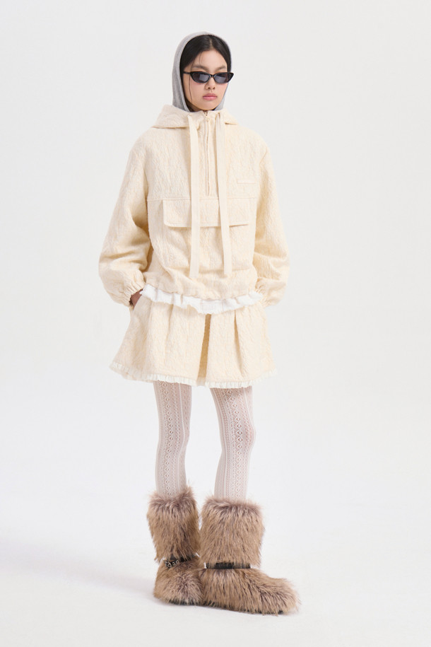 헤링본 후드 아노락 점퍼는 울 소재로 제작되어 따뜻한 착용감을 선사하는 여성용 아우터입니다. 아이보리 컬러의 스탠다드핏 디자인은 클래식하면서도 유니크한 스타일을 연출하며, 겨울철 출근룩과 모임룩에 모두 잘 어울립니다. 헤링본 패턴과 후드 스트링 리본 디테일, 엠블럼 슬라이더, 레터링 와펜, 솔리드 배색이 특징이며, 긴 소매와 집업 여밈 방식이 특징입니다. 두꺼운 두께감으로 보온성을 높였으며, 미니멀, 캐주얼 스타일을 선호하는 분들께 추천합니다.
