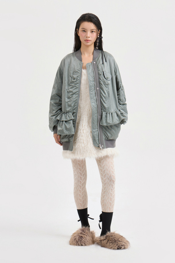 [Re-Order] [아뜰리에] 러플 디테일 하프 점퍼 (카키)는 봄, 가을에 산책룩 또는 캐주얼, 미니멀 스타일을 연출하기 좋은 여성 점퍼입니다. 부드러운 촉감의 나일론 소재로 제작되었으며, 보통 두께감으로 간절기에 활용하기 좋습니다. 코쿤핏 디자인에 은은한 광택감이 돋보이며, 러플 디테일과 파카링 봉제, 미니 포켓, 플라켓 디자인이 특징입니다. 지퍼형 여밈 방식으로 간편하게 착용할 수 있으며, 하프 기장의 블루종 스타일로 다양한 하의와 매치하기 좋습니다. 카키 컬러로 어떤 옷에도 잘 어울려 데일리 아우터로 추천합니다.
