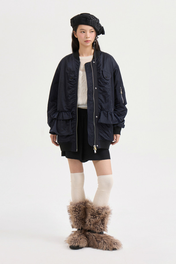 [Re-Order] [아뜰리에] 러플 디테일 하프 점퍼 (다크 네이비)는 산책룩과 봄 소풍룩에 어울리는 여성용 아우터입니다. 다크 네이비 컬러의 무지 디자인으로, 캐주얼, 미니멀, 클래식 스타일을 연출하기 좋습니다. 부드러운 촉감의 나일론 소재로 제작되었으며, 힙 기장의 코쿤핏으로 편안하게 착용할 수 있습니다. 지퍼형 여밈 방식에 긴 소매, 블루종 코트 타입으로 디자인되었으며, 러플 디테일, 파카링 봉제, 미니 포켓, 플라켓 디자인, 은은한 광택감이 특징입니다. 봄, 가을 시즌에 활용하기 좋은 보통 두께의 점퍼입니다.
