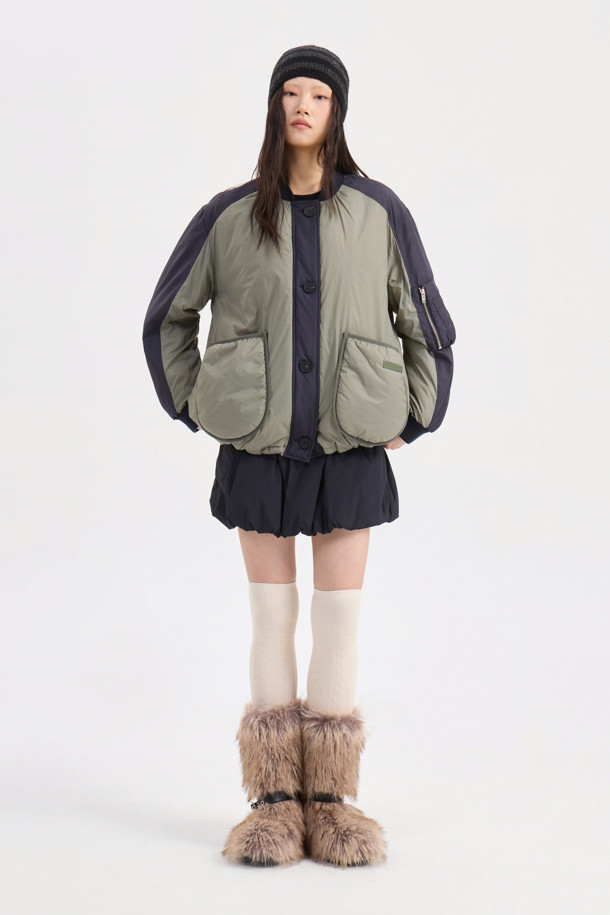 카키 컬러의 볼륨 패딩 점퍼입니다. 가을, 겨울 시즌 여성 의류로, 가볍고 부드러운 나일론 소재를 사용하여 편안한 착용감을 선사합니다. 오버핏 디자인에 볼륨감 있는 실루엣이 특징이며, 니트 시보리 디테일과 셔링 포켓으로 포인트를 더했습니다. 캐주얼 및 미니멀 스타일을 즐겨 입는 분들께 산책룩으로 추천하는 제품입니다. 버튼 여밈 방식의 크롭 기장으로 세련된 핏을 연출합니다.
