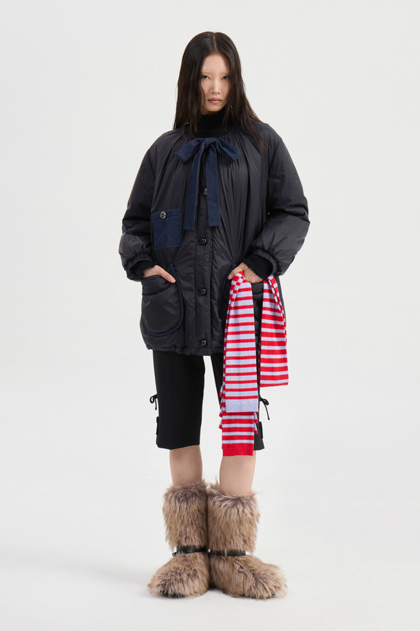 라운드 넥 패딩 점퍼 (블랙)는 겨울철 여성의 스타일을 책임질 아우터입니다. 페미닌하고 캐주얼한 무드를 동시에 연출하며, 셔링과 턱 디테일, 데님 배색 포켓, 끈 디테일이 돋보입니다. 넉넉한 루즈핏과 볼륨감 있는 실루엣으로 편안하면서도 세련된 스타일을 완성합니다. 부드러운 경량 소재에 두꺼운 두께감으로 따뜻함을 더하며, 긴 소매와 버튼 여밈 방식으로 보온성을 높였습니다. 미니멀, 로맨틱 스타일을 즐기는 분들께 추천합니다.
