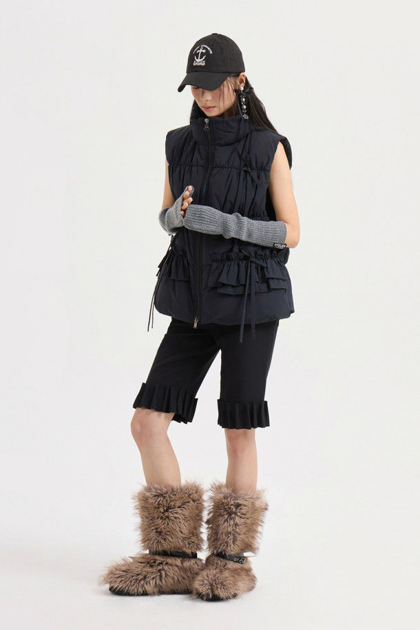 [Re-Order] 리본 다운 베스트는 여성용 다운 베스트로, 가을과 겨울에 따뜻하게 착용할 수 있습니다. 블랙 컬러의 무지 디자인에 숏 기장으로, 어떤 옷에도 쉽게 매치할 수 있습니다. 캐주얼하면서도 페미닌한 스타일을 연출하며, 출근룩과 모임룩에 모두 잘 어울립니다. 부드러운 구스 다운 소재와 셔링, 리본 장식, 샤이니 안감, 투웨이 지퍼 디테일이 특징입니다. 나일론, 스판덱스 소재로 제작되어 편안함과 활동성을 높였습니다.
