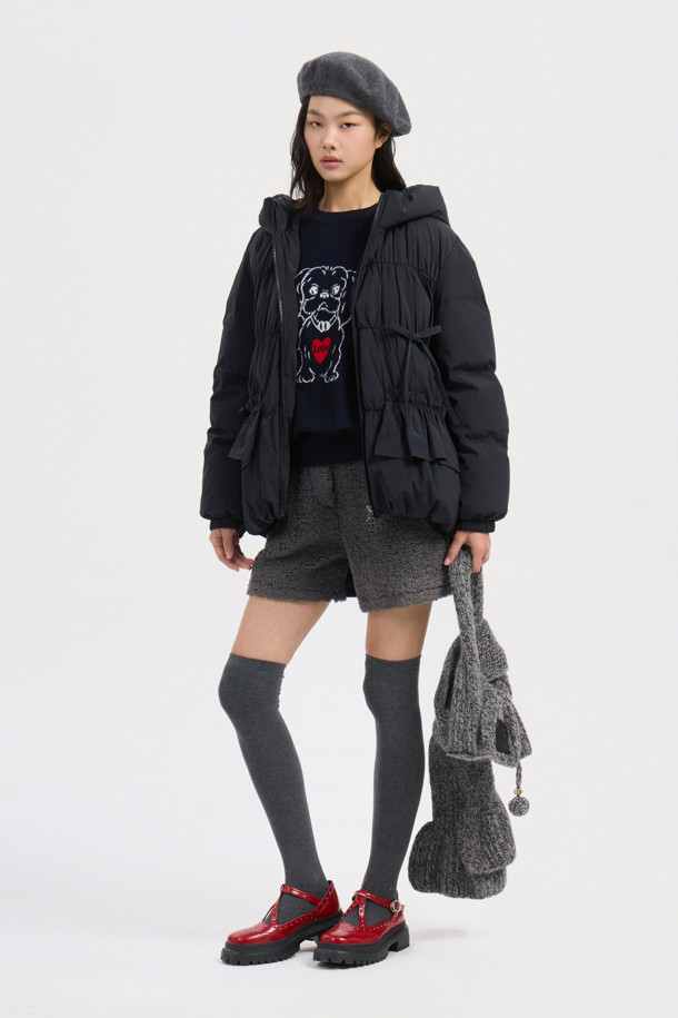 블랙 색상의 리본 후디 다운 점퍼는 페미닌하고 발랄한 무드를 연출합니다. 셔링 디테일과 프릴 단, 리본 장식이 여성스러운 포인트를 더하며, 볼륨감 있는 후드 디자인으로 사랑스러운 분위기를 선사합니다. 넉넉한 두께감과 유연한 촉감의 나일론, 스판 혼방 소재로 제작되어 편안한 착용감을 제공하며, 투웨이 지퍼와 긴 소매 기장으로 활동성을 높였습니다. 샤이니한 안감은 고급스러움을 더하며, 데이트룩, 모임룩, 클래식, 미니멀, 로맨틱 스타일을 즐겨 입는 여성분들께 추천합니다.
