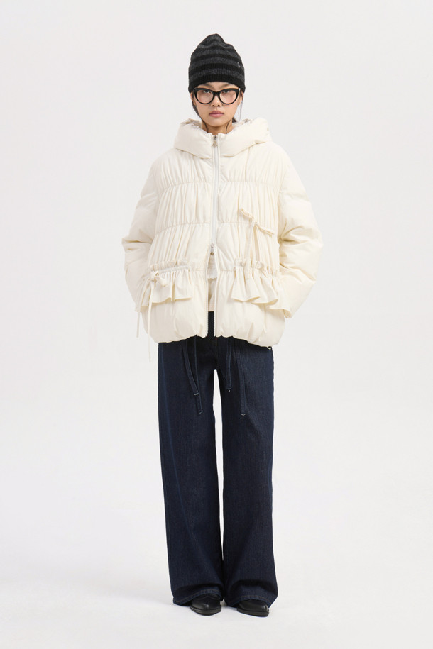 아이보리 컬러의 리본 후디 다운 점퍼는 페미닌하고 발랄한 무드를 연출합니다. 셔링, 프릴, 리본 디테일이 여성스러운 포인트를 더하며, 볼륨감 있는 후드와 샤이니한 안감으로 고급스러움을 더했습니다. 부드러운 촉감의 나일론, 스판 혼방 소재와 두꺼운 두께감으로 따뜻함을 선사하며, 투웨이 지퍼와 루즈핏 디자인으로 편안한 착용감을 제공합니다. 데이트룩, 모임룩, 미니멀, 클래식 스타일을 즐겨 입는 여성분들께 겨울철 필수 아이템입니다.
