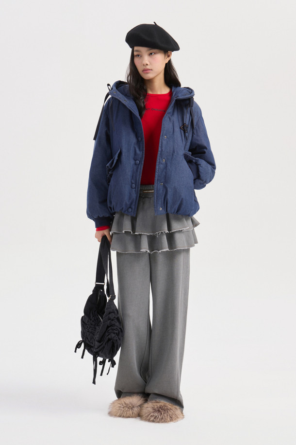 데님 구스다운 후디 점퍼 (블루)는 여성스러운 무드와 스포티한 스타일을 동시에 연출하는 아우터입니다. 두꺼운 데님 소재에 구스다운 충전재를 사용하여 보온성을 높였으며, 허리 아래 기장의 루즈핏으로 편안하게 착용할 수 있습니다. 소매는 니트 시보리로 마감하고 밑단에 밴딩을 더해 활동성을 더했습니다. 둥근 실루엣과 스트링 디테일이 돋보이는 겨울철 필수 아이템입니다. 스냅 여밈 방식으로 간편하게 착용 가능하며, 일상복으로 활용하기 좋습니다.
