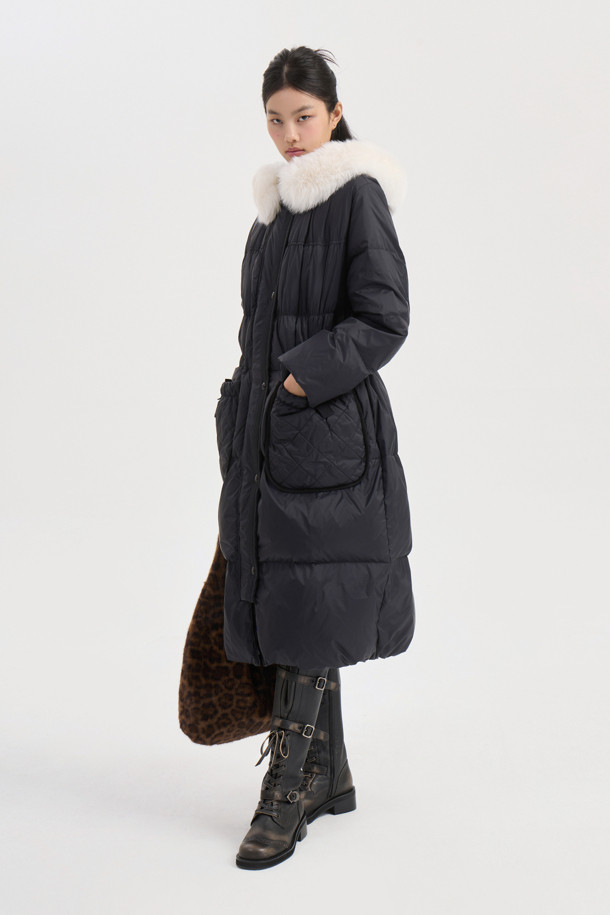 블랙 컬러의 폭스 퍼 후드 구스다운 코트입니다. 추운 겨울, 캐주얼하고 미니멀한 스타일을 연출하기 좋습니다. 탈부착 가능한 리얼 폭스퍼 후드로 고급스러움을 더했으며, 허리 라인과 밑단 스트링으로 핏을 조절할 수 있습니다. 겉감은 부드러운 나일론 소재이며, 안감은 럭키 로고 패턴으로 디자인되었습니다. 출근룩이나 여행룩에 활용하기 좋은, 보온성이 뛰어난 맥시 기장의 구스다운 코트입니다.
