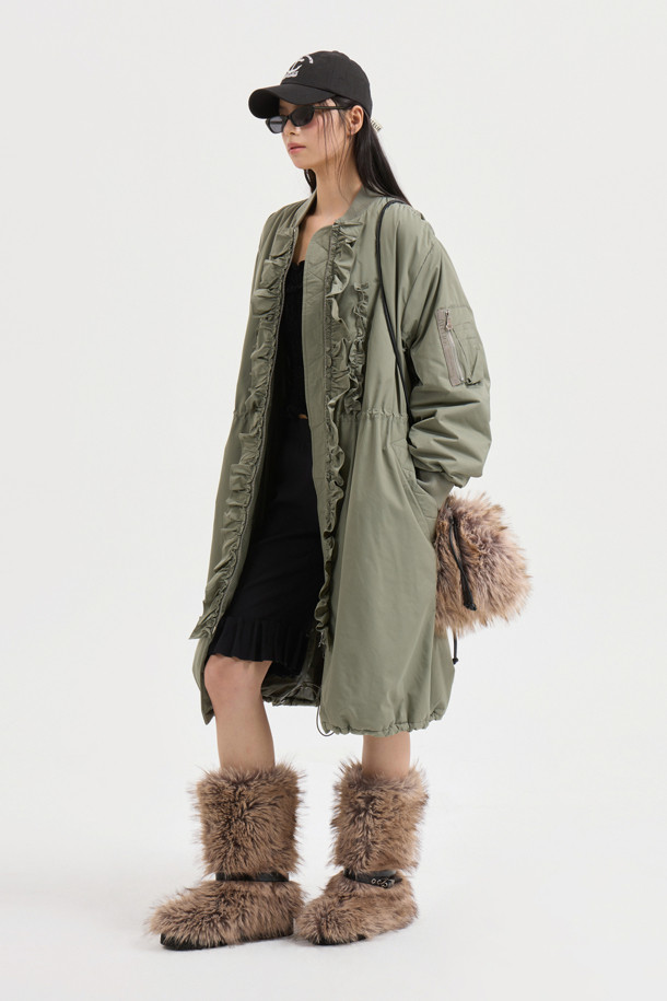 [Re-Order] [아뜰리에] 프릴 디테일 롱 패딩 점퍼는 여성 고객을 위한 겨울 시즌 필수 아이템입니다. 페미닌한 무드를 더하는 프릴 디테일과 롱 기장, A라인 핏으로 세련된 실루엣을 연출합니다. 카키 컬러의 무지 디자인에 지퍼 여밈 방식을 적용하여 편안하게 착용할 수 있으며, 허리 및 밑단 스트링으로 사이즈 조절이 용이합니다. 가볍고 따뜻한 폴리에스테르 소재에 로고 자수 디테일이 돋보이며, 데이트룩과 출근룩 등 다양한 TPO에 미니멀, 클래식, 로맨틱 스타일로 활용하기 좋습니다.
