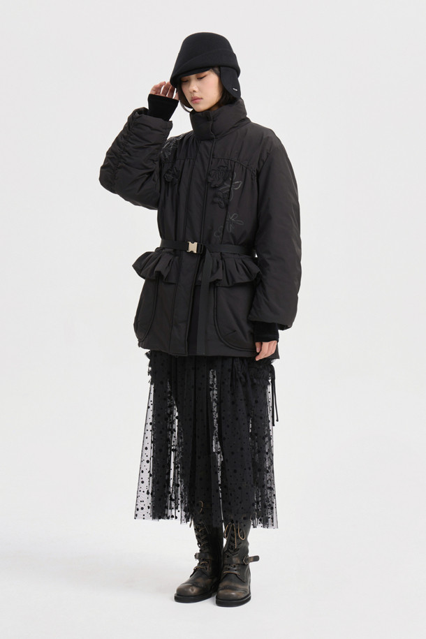 [Atelier] 옵션 벨트 다운 점퍼 (블랙)는 겨울철 여성의 우아함과 캐주얼함을 동시에 만족시키는 아우터입니다. 부드러운 나일론 소재와 두꺼운 두께감으로 따뜻함을 선사하며, 오버핏 디자인과 셔링, 패치워크, 러플 디테일이 페미닌한 무드를 더합니다. 옵션 벨트와 스트링 조절 기능으로 다양한 스타일 연출이 가능하며, 구스다운 충전재로 보온성을 극대화했습니다. 출근룩과 모임룩은 물론 미니멀, 클래식 스타일까지 소화 가능한 활용도 높은 벨티드 다운 점퍼입니다.
