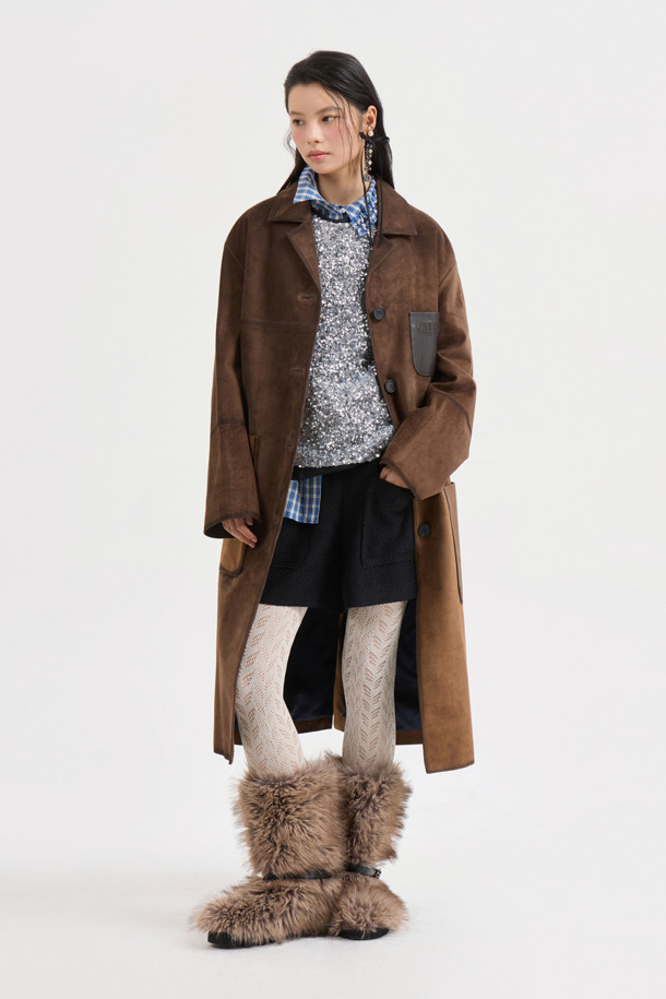 [Atelier] 리얼 스웨이드 롱 코트 (브라운)는 부드러운 촉감의 스웨이드 소재로 제작되어 가을과 겨울, 일상과 데일리룩에 모두 활용하기 좋은 여성 코트입니다. 클래식하고 유니크한 무드를 선사하며, 롱 기장의 H라인 핏으로 세련된 실루엣을 연출합니다. 싱글 버튼 여밈 방식과 두꺼운 두께감으로 따뜻함을 더하고, 오일 브릿지 워싱 처리와 가슴 포켓 레더 디테일, 로고 아플리케 자수, ATELIER 컬렉션 로고 패턴 안감 등 섬세한 디테일로 완성도를 높였습니다. 겨울철 데일리룩, 오피스룩, 모임룩 등 다양한 TPO에 맞춰 클래식, 미니멀, 시크 스타일을 연출해보세요.
