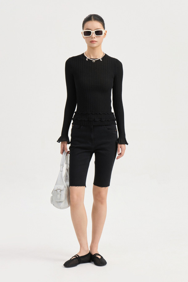 슬림 핏 립 니트 풀오버 (블랙)는 여성스러움을 강조하는 클래식하고 우아한 스타일의 니트입니다. 부드러운 울과 비스코스 혼방 소재로 제작되어 뛰어난 착용감을 선사하며 봄, 가을, 겨울에 활용하기 좋습니다. 라운드넥에 슬림핏으로 디자인되어 날씬한 실루엣을 연출하며, 소매 끝단 플레어 디자인과 배색 트리밍으로 포인트를 더했습니다. 일상, 데이트룩, 카페룩, 모임룩 등 다양한 TPO에 매치할 수 있으며, 이너 탑으로 활용하여 시크하고 미니멀한 스타일을 완성할 수 있습니다.
