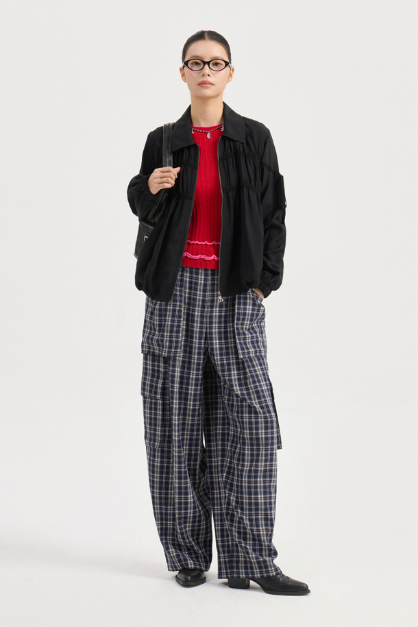 슬림핏 골지 니트 풀오버 (레드)는 가을과 겨울, 우아하고 클래식한 스타일을 연출하는 여성용 니트/스웨터입니다. 부드러운 울과 비스코스 혼방 소재로 제작되어 포근한 착용감을 선사하며, 슬림핏 라운드넥 디자인으로 세련된 실루엣을 강조합니다. 소매 끝단 플레어 디자인과 배색 트리밍 디테일이 돋보이며, 이너 탑과 함께 레이어드하여 다양한 스타일을 연출할 수 있습니다. 데이트룩, 카페룩, 겨울 데일리룩 등 다양한 TPO에 활용하기 좋으며, 미니멀하면서도 클래식한 무드를 완성해줍니다. 얇은 두께감으로 답답함 없이 편안하게 착용 가능합니다.
