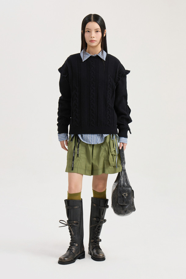 엔트리 케이블 니트 풀오버 (블랙)는 여성 의류로, 가을과 겨울에 따뜻하게 착용할 수 있는 상의입니다. 캐주얼하고 유니크한 스타일을 연출하며, 루즈핏의 라운드넥 디자인과 긴소매, 두꺼운 두께감으로 포근함을 더했습니다. 울 혼방 소재로 제작되어 부드러운 촉감을 느낄 수 있으며, 케이블 패턴과 프릴 디테일이 특징입니다. 겨울 데일리룩, 집콕룩, 동네 마실룩 등 다양한 TPO에 활용 가능하며, 니트 쇼츠와 함께 세트 착용하여 스타일리시하게 연출할 수 있습니다.
