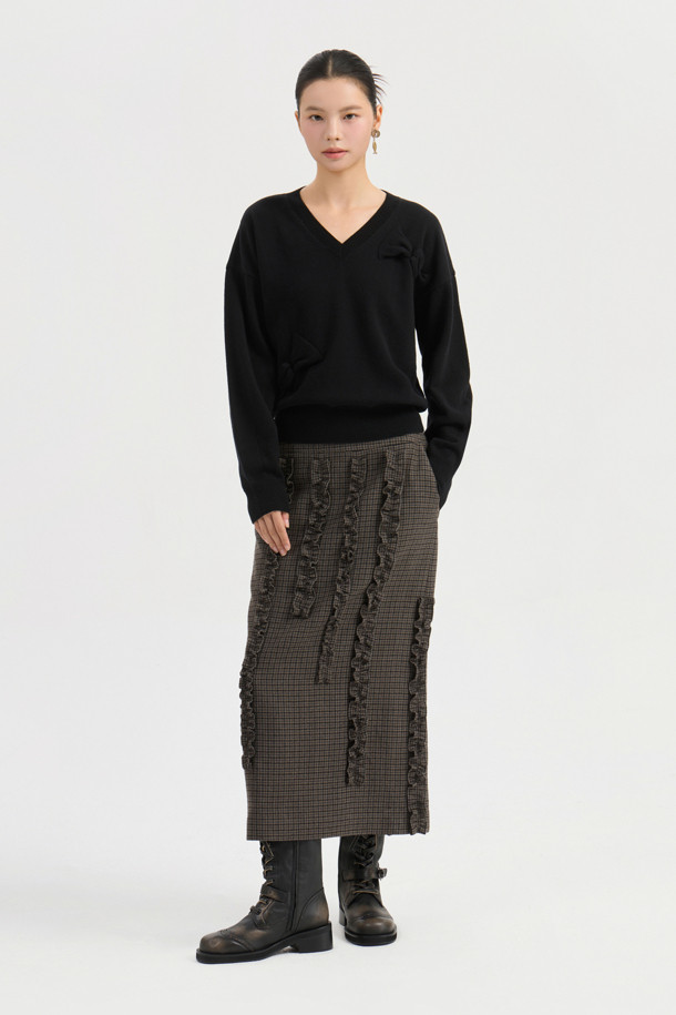 Ambo 리본 니트 풀오버 (블랙)는 여성용 상의로, 가을과 겨울에 따뜻하게 입을 수 있는 니트/스웨터입니다. 클래식과 캐주얼 스타일을 모두 소화하며, 넉넉한 오버핏과 V넥 디자인, 긴 소매가 특징입니다. 울과 면 혼방 소재로 제작되어 부드러운 촉감과 두꺼운 두께감으로 보온성을 높였습니다. 입체적인 니팅 리본 디테일이 돋보이며, 이너로 활용하거나 플레어 스커트와 함께 매치하여 데이트룩, 겨울 데일리룩, 모임룩 등 다양한 TPO에 맞춰 클래식, 캐주얼, 미니멀 스타일로 연출할 수 있습니다.
