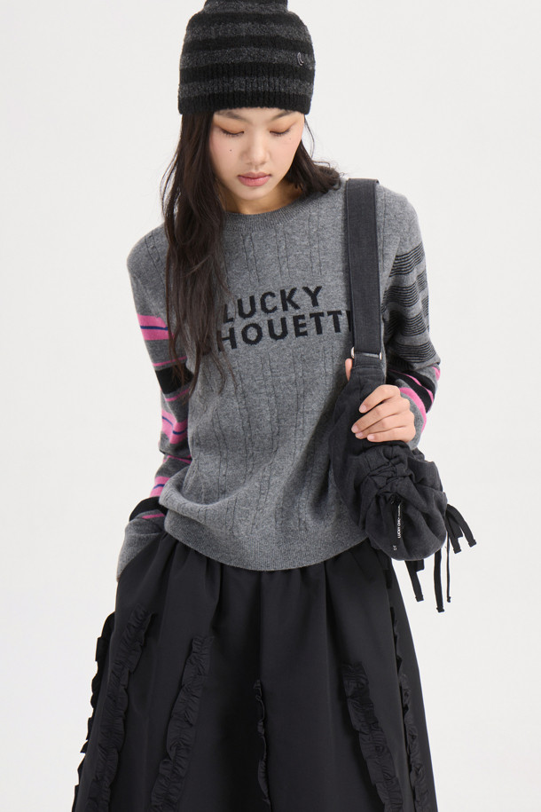 멜란지 그레이 컬러의 Stripe Sleeve 슬림핏 니트 풀오버입니다. 울과 캐시미어 혼방 소재로 제작되어 부드러운 촉감을 선사하며, 가을과 겨울에 따뜻하게 착용할 수 있습니다. 슬림핏 라운드넥 디자인에 소매 스트라이프 패턴과 클래식 케이블 조직이 돋보이며, LUCKY 로고 자카드 디테일로 포인트를 더했습니다. 출근룩과 모임룩은 물론, 클래식, 캐주얼, 미니멀한 스타일 모두 소화 가능한 활용도 높은 아이템입니다.
