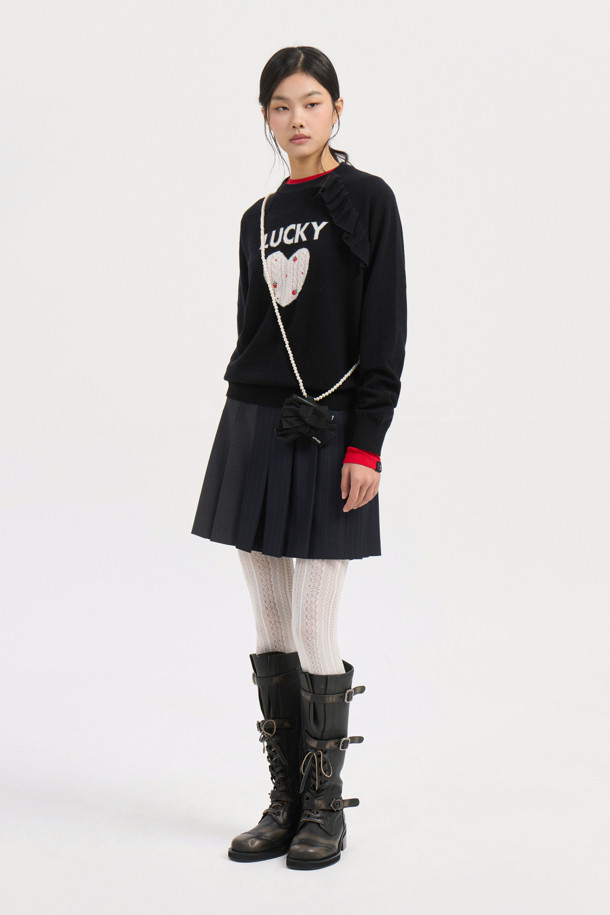 럭키 포인트 프릴 니트 풀오버 (블랙)는 여성들을 위한 캐주얼 스타일의 니트/스웨터입니다. 가을, 겨울 시즌에 어울리는 두꺼운 두께감의 긴소매 제품으로, 부드러운 촉감과 루즈핏이 편안한 착용감을 선사합니다. 라운드넥 디자인에 래글런 소매, 프릴 디테일, 자수 장식이 더해져 사랑스러운 분위기를 연출하며, 하트, 케이블, 플라워 패턴이 돋보입니다. 데이트룩, 모임룩으로 활용 가능하며, 이너로도 다양하게 코디할 수 있어 활용도가 높습니다. 캐주얼, 클래식, 미니멀 스타일을 즐겨 입는 분들께 추천합니다.
