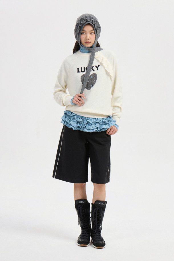 럭키 포인트 프릴 니트 풀오버 (아이보리)는 여성스러운 무드를 연출하는 상의입니다. 부드러운 울, 캐시미어, 나일론 혼방 소재로 제작되어 따뜻하고 포근한 착용감을 선사하며, 라운드넥과 래글런 소매 디자인으로 편안한 핏을 제공합니다. 특히, 프릴 디테일과 자수 장식이 더해져 로맨틱한 분위기를 강조하며, 케이블, 하트, 플라워 패턴이 돋보입니다. 데이트룩, 모임룩과 같은 특별한 날은 물론, 캐주얼 스타일로도 활용 가능하며, 가을, 겨울 시즌에 두꺼운 두께감으로 따뜻하게 입을 수 있습니다.
