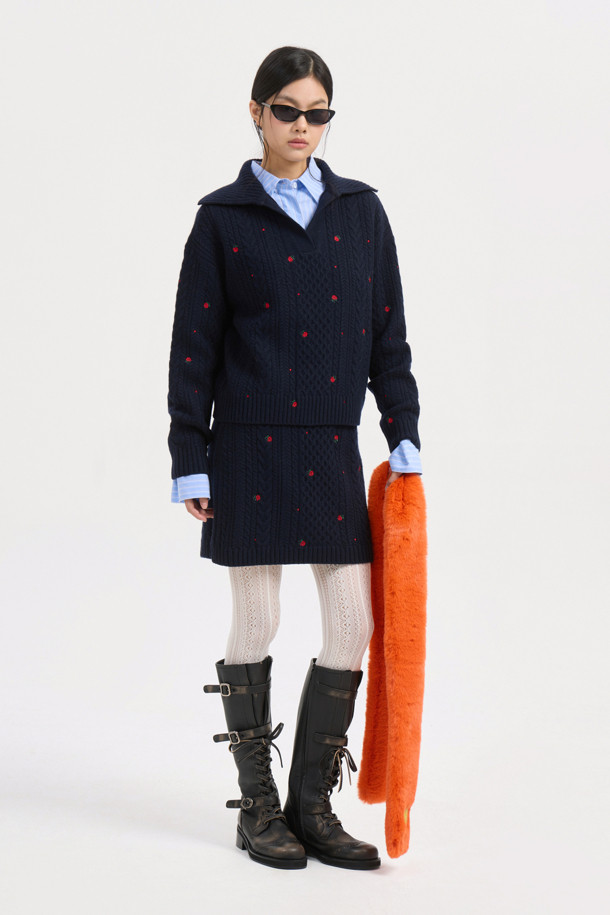 케이블 자수 카라 니트 풀오버 (다크 네이비)는 울, 캐시미어, 나일론 혼방 소재로 제작되어 부드러운 촉감과 뛰어난 보온성을 자랑하는 여성 니트입니다. 클래식한 무드와 루즈핏 디자인으로 편안하면서도 세련된 스타일을 연출하며, 가을, 겨울 시즌에 활용하기 좋습니다. 빅사이즈 카라와 플라워 모티브 자수 장식이 돋보이며, 노치넥 디자인으로 여성스러운 분위기를 더합니다. 데이트룩, 모임룩, 출근룩 등 다양한 TPO에 활용 가능한 아이템으로, 스커트와 함께 세련된 룩을 완성할 수 있습니다.
