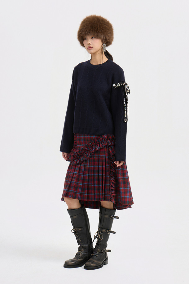 럭키 테이프 니트 풀오버 (다크 네이비)는 가을과 겨울, 페미닌하면서도 캐주얼한 무드를 연출하는 여성용 니트입니다. 울과 나일론 혼방 소재로 제작되어 포근한 촉감을 선사하며, 두꺼운 두께감으로 따뜻하게 착용할 수 있습니다. 크롭 기장의 루즈핏이며, 라운드넥 디자인에 아가일 & 로고 패턴이 적용되었습니다. 왼쪽 어깨 럭키 로고 테이프 디테일과 스카시 조직, 럭키 레터링이 포인트로, 모임룩, 캐주얼, 클래식, 미니멀 스타일 모두 소화 가능합니다. 긴 소매 기장으로 간절기부터 겨울까지 폭넓게 활용할 수 있습니다.
