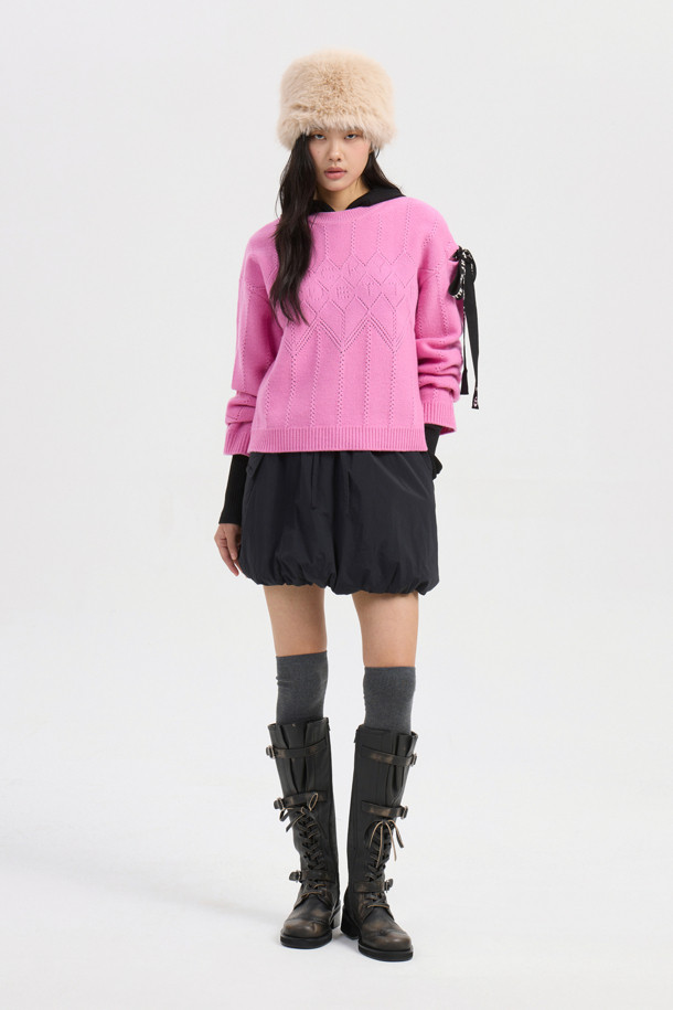 사랑스러운 핑크 컬러의 럭키 테이프 니트 풀오버입니다. 부드러운 울과 나일론 혼방 소재로 제작되어 가을, 겨울 시즌 따뜻하게 착용할 수 있습니다. 페미닌한 무드의 루즈핏 크롭 기장으로, 아가일 패턴과 언발란스 로고 테이프, 스카시 조직 디테일이 돋보입니다. 라운드넥과 긴 소매 디자인으로 클래식하면서도 미니멀한 스타일을 연출하며, 데이트룩이나 모임룩에 활용하기 좋습니다. 보온 기능을 갖춰 추운 날씨에도 포근함을 선사합니다.
