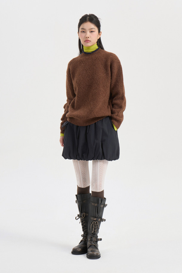 **아가일 니트 풀오버 (브라운)**는 알파카 혼방 소재로 제작되어 포근한 촉감을 선사하는 여성용 니트입니다. 가을과 겨울에 어울리는 얇은 두께의 긴 소매 라운드넥 니트로, 클래식하면서도 유니크한 아가일 패턴이 특징입니다. 스카시 조직감과 러플 디테일이 돋보이며, 다양한 스타일 연출을 위해 레이어드하여 착용할 수 있습니다. 데이트룩, 모임룩, 미니멀, 캐주얼 스타일 모두 소화 가능한 활용도 높은 아이템입니다. 루즈핏으로 편안하게 착용할 수 있습니다.
