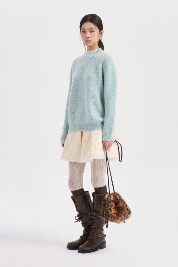 민트 색상의 아가일 니트 풀오버는 여성스러움을 더하는 러플 디테일과 스카시 조직감으로 포인트를 주었습니다. 알파카 혼방 소재로 제작되어 포근한 촉감을 선사하며, 얇은 두께감으로 간절기부터 겨울까지 레이어드하여 활용하기 좋습니다. 라운드넥과 루즈핏 디자인은 클래식하면서도 캐주얼한 무드를 연출하며, 모임룩, 데이트룩 등 다양한 스타일링에 적합합니다. 긴소매 기장과 레귤러 기장으로 편안하게 착용 가능하며, 미니멀한 스타일을 즐기는 분들께 추천합니다.
