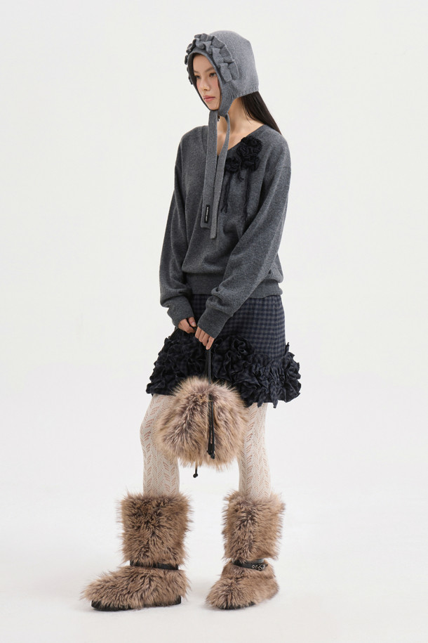 [Atelier] 플라워 모티브 V넥 니트 풀오버 (멜란지 그레이)는 가을, 겨울 시즌 여성들을 위한 상의입니다. 유니크하면서도 클래식한 스타일을 추구하며, 데이트룩, 모임룩, 겨울 데일리룩에 모두 잘 어울립니다. 부드러운 촉감의 울, 캐시미어, 나일론 혼방 소재로 제작되어 편안한 착용감을 선사합니다. V넥 디자인에 벨벳틴 원사 코르사쥬 장식이 포인트로 더해졌으며, 핸드메이드 디테일이 돋보이는 자연스러운 실루엣을 연출합니다. 
