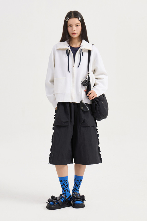 빅 카라 니트 가디건(아이보리)은 부드러운 울 소재로 제작되어 가을, 겨울 시즌에 따뜻하게 착용하기 좋습니다. 캐주얼한 무드의 루즈핏으로 편안한 착용감을 선사하며, 빅 카라 디자인이 포인트를 더합니다. 금속 지퍼와 아웃 포켓 디테일, 로고 배색, 스트라이프 니팅 테잎, 그리고 볼륨감 있는 카라가 특징입니다. 데일리룩, 카페룩, 모임룩 등 다양한 TPO에 활용하기 좋으며, 캐주얼, 클래식, 미니멀 스타일을 연출할 수 있습니다. 긴 소매 기장에 두꺼운 두께감으로 포근함을 더한 아이보리 컬러의 니트 가디건입니다.
