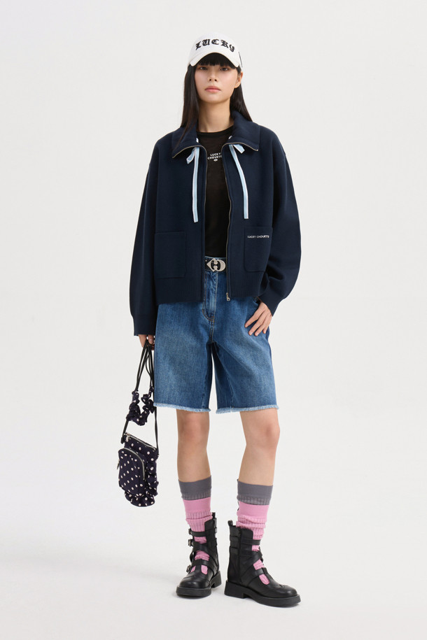 빅 카라 니트 가디건 (다크 네이비)은 캐주얼하고 클래식한 무드를 연출하는 여성용 가디건입니다. 가을, 겨울에 적합하며, 두꺼운 울 소재로 제작되어 따뜻하게 착용할 수 있습니다. 넉넉한 루즈핏에 지퍼형 여밈 방식이 적용되었으며, 빅 카라 디자인과 아웃포켓 디테일이 포인트를 더합니다. 또한, 로고 배색과 스트라이프 니팅 테잎 디테일로 디자인의 완성도를 높였습니다. 데일리룩, 카페룩, 동네 마실룩 등 편안한 상황에 잘 어울립니다.
