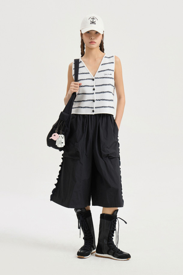 **Stripe 니트 베스트 (아이보리)**

부드러운 촉감의 니트 소재로 제작된 여성용 베스트입니다. 아이보리 컬러에 V넥 디자인으로, 봄, 가을 시즌에 캐주얼하게 착용하기 좋습니다. 루프 아트웍 자카드 패턴과 금속 단추 디테일이 돋보이며, 스탠다드핏 또는 루즈핏으로 연출할 수 있습니다. 레이어링하여 다양한 스타일을 연출하거나 단독으로 착용하여 데이트룩, 카페룩에 포인트를 더해보세요. 미니멀, 클래식 스타일을 선호하는 분들께 추천합니다.
