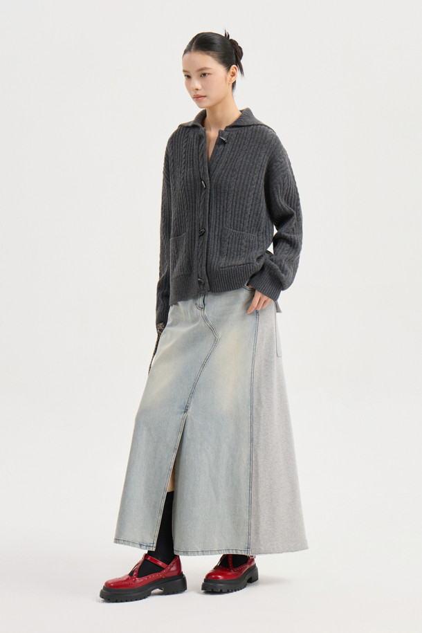 멜란지 그레이 컬러의 Entry 케이블 니트 가디건입니다. 부드러운 울 소재로 제작되어 가을, 겨울에 따뜻하게 착용할 수 있습니다. 클래식하고 캐주얼한 스타일을 모두 소화하며, 루즈핏과 브이넥 디자인으로 편안함을 더했습니다. 토글 단추 디테일과 럭키 로고, 스트라이프 느낌의 케이블 & 립 패턴 조직감이 특징입니다. 데이트룩, 카페룩, 겨울 데일리룩 등 다양한 TPO에 활용 가능하며, 스타일리시한 미니멀룩을 연출할 수 있습니다.
