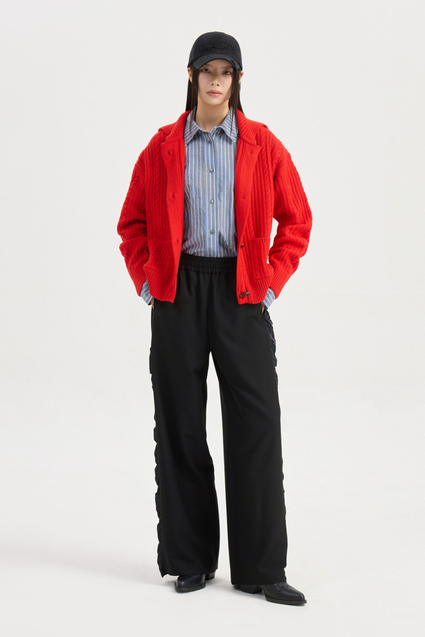 엔트리 케이블 니트 가디건 (레드)은 가을과 겨울 시즌, 클래식하고 캐주얼한 스타일을 연출하고 싶은 여성분들을 위한 아이템입니다. 부드러운 울 소재로 제작되어 포근한 착용감을 선사하며, 얇은 두께감으로 간절기에도 부담 없이 즐길 수 있습니다. 크롭 기장에 루즈핏으로 편안함을 더하고, 라운드넥과 립 조직 디테일, 로고 토글 단추, 스트라이프 느낌의 케이블 조직, 앞 중심 볼드한 케이블 조직이 특징입니다. 데일리룩, 카페룩, 모임룩 등 다양한 TPO에 매치하여 클래식, 캐주얼, 미니멀 스타일을 완성해보세요.
