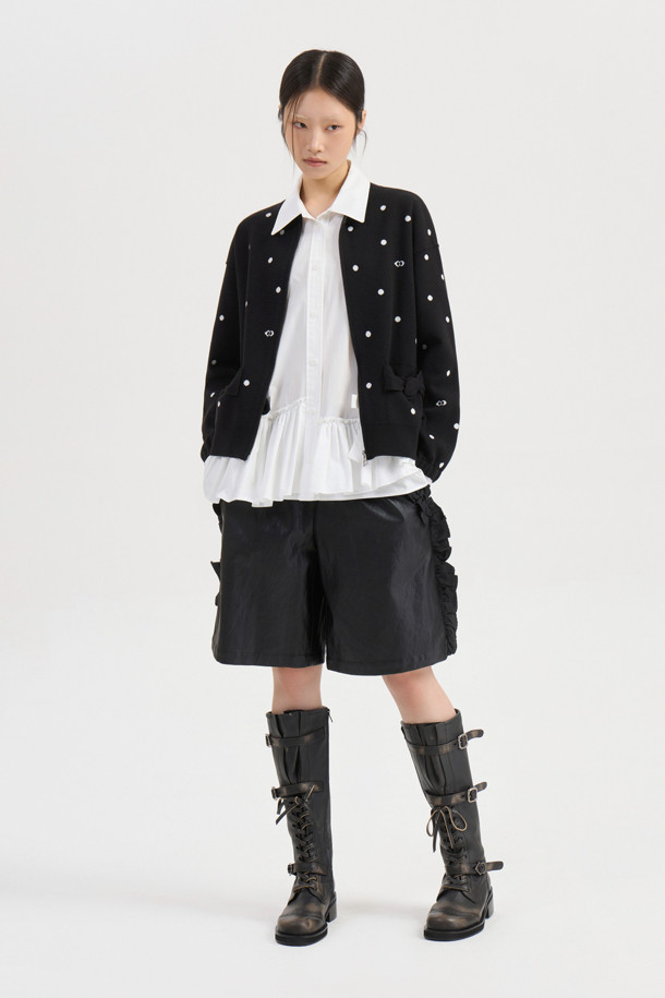 [Re-Order] 도트 짚업 니트 카디건 (블랙)은 부드러운 니트 소재의 여성용 카디건입니다. 릴랙스 핏과 라운드넥 디자인으로 편안한 착용감을 선사하며, 캐주얼 및 베이직 스타일을 연출하기 좋습니다. 도트 패턴과 드롭 숄더, 소매 이밴드, 포켓, 리본 디테일이 돋보이며, 집업 방식으로 간편하게 착용할 수 있습니다. 일상, 동네 마실룩, 집콕룩 등 다양한 TPO에 활용 가능하며, 미니멀하고 클래식한 스타일을 선호하는 분들께 추천합니다. 자카드 조직으로 제작되어 더욱 고급스러운 느낌을 줍니다.
