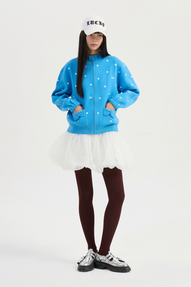 도트 집업 니트 가디건 (블루)은 캐주얼, 미니멀, 로맨틱 스타일을 즐기는 여성들을 위한 아이템입니다. 봄, 가을에 어울리는 이 니트 가디건은 부드러운 촉감의 니트 소재로 제작되었으며, 루즈핏으로 편안한 착용감을 선사합니다. 도트 패턴과 드롭 숄더, 소매 이밴드, 포켓 리본 디테일이 디자인의 특징이며, 데이트룩과 봄 소풍룩에 매치하기 좋습니다. 중간 두께의 집업 스타일로 간절기 날씨에 유용하며, 일상복으로 활용하기 좋습니다.
