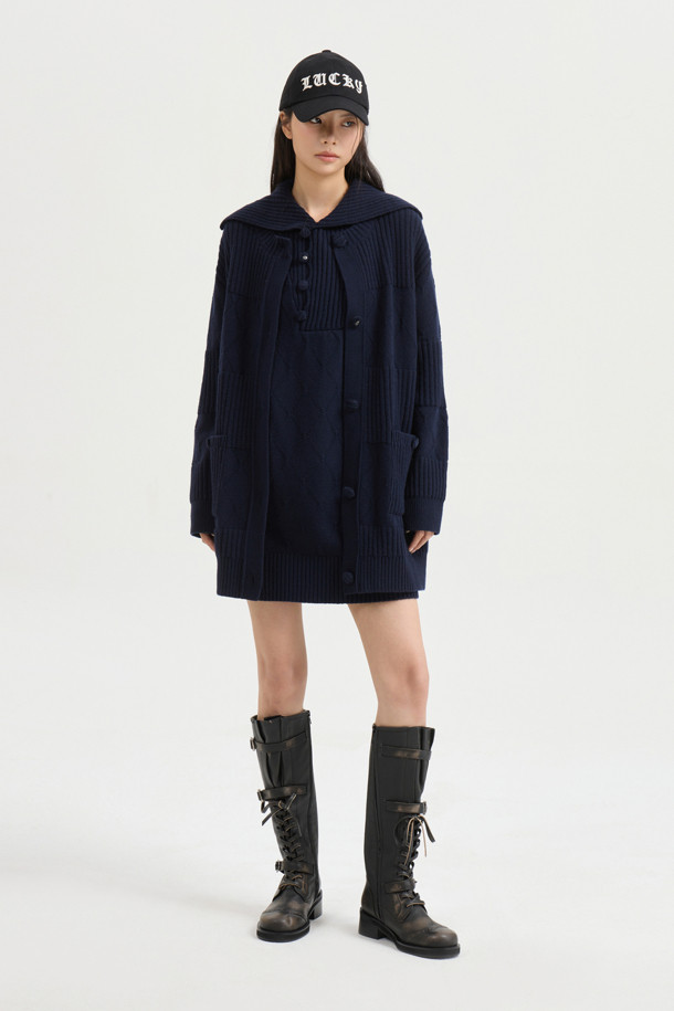 라운드 넥 하프 니트 가디건 (다크 네이비)은 울, 나일론, 캐시미어 혼방 소재로 제작되어 부드러운 촉감과 따뜻함을 선사합니다. 라운드 넥 디자인과 긴 소매 기장, 루즈핏으로 편안한 착용감을 제공하며, 가을, 겨울 시즌 데일리룩, 카페룩, 모임룩에 모두 잘 어울립니다. 클래식, 캐주얼, 미니멀 스타일을 연출하기 좋으며, 하프 기장으로 다양한 하의와 매치하기 용이합니다. 코듀로이 단추 디테일과 빅 아웃포켓이 특징이며, 원피스 위에 레이어드하여 스타일리시하게 연출할 수도 있습니다.
