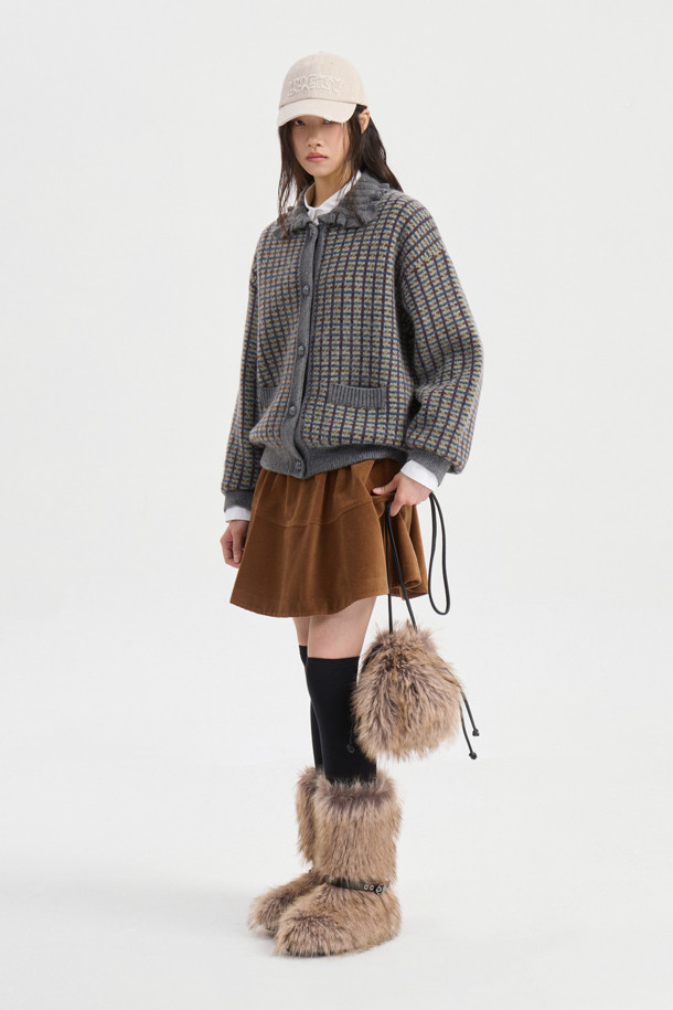 컬러드 카라 체크 니트 가디건 (멀티 컬러)은 울과 앙고라 소재 혼방으로 제작되어 부드러운 촉감과 뛰어난 보온성을 자랑합니다. 가을과 겨울 시즌, 일상에서 페미닌하고 캐주얼한 스타일을 연출하기 좋습니다. 칼라 디테일과 프릴, 금속 단추, 앞 포켓, 블루종 스타일이 돋보이며 루즈핏으로 편안하게 착용 가능합니다. 체크 패턴과 긴 소매 기장으로 세련된 분위기를 더하며, 데이트룩, 모임룩, 출근룩 등 다양한 TPO에 활용할 수 있습니다. 캐주얼, 클래식, 로맨틱 무드를 모두 아우르는 스타일을 완성해 보세요.
