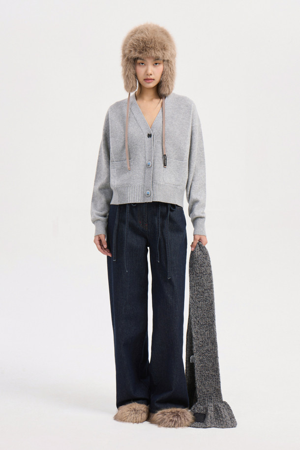 멜란지 그레이 컬러의 자수 디테일 브이넥 니트 가디건입니다. 울과 나일론 혼방 소재로 제작되어 포근하면서도 가벼운 착용감을 선사합니다. 세미 루즈핏에 크롭 기장으로, 캐주얼하고 베이직한 스타일을 연출하며, 플라워 모티브 단추와 조직감 디테일이 돋보입니다. 긴소매 디자인으로 가을, 겨울철 데이트룩이나 모임룩에 활용하기 좋으며, 레이어드 스타일링으로 다양한 분위기를 연출할 수 있습니다.
