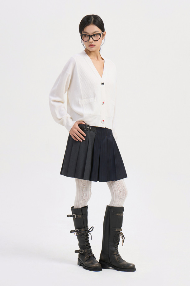 아이보리 컬러의 자수 디테일 브이넥 니트 가디건입니다. 울과 나일론 혼방 소재로 제작되어 포근함과 가벼운 촉감을 선사하며, 가을, 겨울 시즌에 안성맞춤입니다. 세미 루즈핏으로 편안하게 착용 가능하며, 플라워 모티브 단추와 좌우 포켓 디자인, 소매/등판/앞판의 서로 다른 조직감이 돋보입니다. 브이넥 라인으로 다양한 이너와 레이어드하여 데이트룩, 모임룩, 클래식, 미니멀, 캐주얼 스타일 모두 연출할 수 있습니다.
