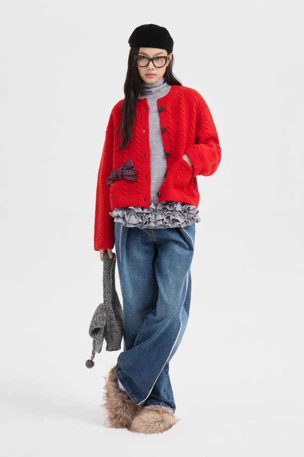 [Re-Order] 체크 리본 라운드 넥 니트 가디건 (레드)는 포근한 울 소재로 제작되어 가을, 겨울 시즌에 따뜻하게 착용하기 좋은 여성 니트 가디건입니다. 체크 패턴과 리본 장식이 걸리시한 무드를 더하며, 라운드 넥과 긴 소매 디자인으로 부드러운 촉감을 선사합니다. 넉넉한 루즈핏과 코쿠닝 실루엣으로 편안함을 강조하며, 데이트룩, 모임룩 등 다양한 TPO에 캐주얼, 클래식, 걸리시 스타일로 연출하기 좋습니다. 두꺼운 두께감의 케이블 조직 니트로 제작되어 따뜻함과 스타일을 동시에 잡았습니다.
