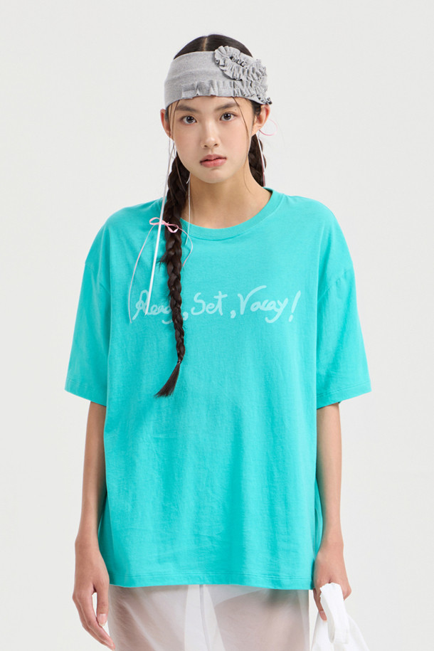 LUCKY CHOUETTE의 Chouetties 리본 포인트 헤어밴드(멜란지 그레이)입니다. 코튼과 스판 혼방 소재의 골지 패턴으로 제작되어 신축성이 뛰어나 편안한 착용감을 선사합니다. 넓은 폭과 볼륨감 있는 디자인, 리본 및 자수 디테일이 돋보이며, 캐주얼 스타일은 물론 다양한 룩에 손쉽게 포인트를 더할 수 있는 데일리 아이템입니다.
