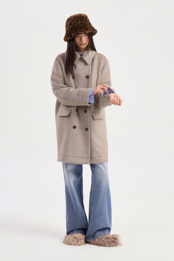 럭키슈에뜨의 Chouetties (슈에티스) 하프 더블 코트는 멜란지 베이지 컬러의 여성용 코트입니다. 캐주얼한 스타일로, 가을과 겨울에 착용하기 좋으며, 루즈핏으로 편안함을 더했습니다. 울 소재에 두꺼운 두께감으로 따뜻함을 유지하며, 안감이 있어 착용감을 높였습니다. 더블 버튼 여밈 방식과 4개의 포켓, 긴 소매 디자인이 특징이며, 출근룩, 클래식, 미니멀, 캐주얼 스타일을 연출하기 좋습니다.
