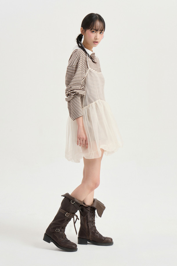 Chouetties by 럭키슈에뜨 레이어링 슬리브리스 원피스 (옐로우)는 얇은 두께감과 페미닌한 스타일의 여성용 원피스입니다. 봄, 여름 시즌에 어울리는 민소매 디자인으로, 셔링 디테일과 은은한 광택감이 특징입니다. 조절 가능한 어깨끈으로 편안하게 착용 가능하며, 레이어링하여 다양한 스타일을 연출할 수 있습니다. 데이트룩, 카페룩, 여행룩에 적합하며, 미니멀, 로맨틱, 클래식 스타일을 즐기는 분들께 추천합니다. 뒤 라벨 장식으로 포인트를 더했습니다.
