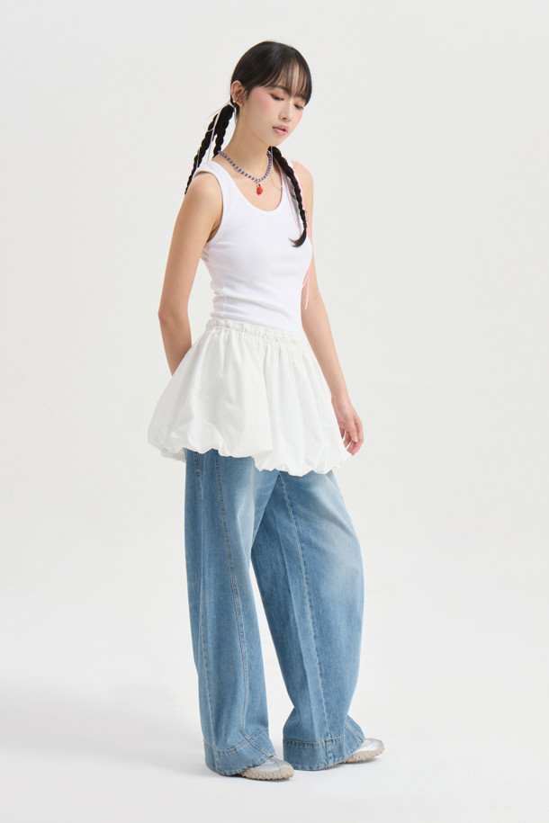 럭키슈에뜨 Chouetties (슈에티스) 헴 볼륨 슬리브리스 원피스 (화이트)는 우아한 스타일을 연출하는 여성 의류입니다. 봄, 여름 시즌에 어울리는 슬리브리스 디자인으로, A라인 치마핏과 허리 밴딩으로 편안하면서도 여성스러운 실루엣을 강조합니다. 풍성한 볼륨감의 스커트 셔링 디테일이 돋보이며, 뒤 라벨 장식이 포인트로 더해졌습니다. 데이트룩, 카페룩, 휴가룩 등 다양한 TPO에 활용 가능하며, 클래식, 미니멀, 로맨틱 스타일을 즐겨 입는 분들께 추천합니다.
