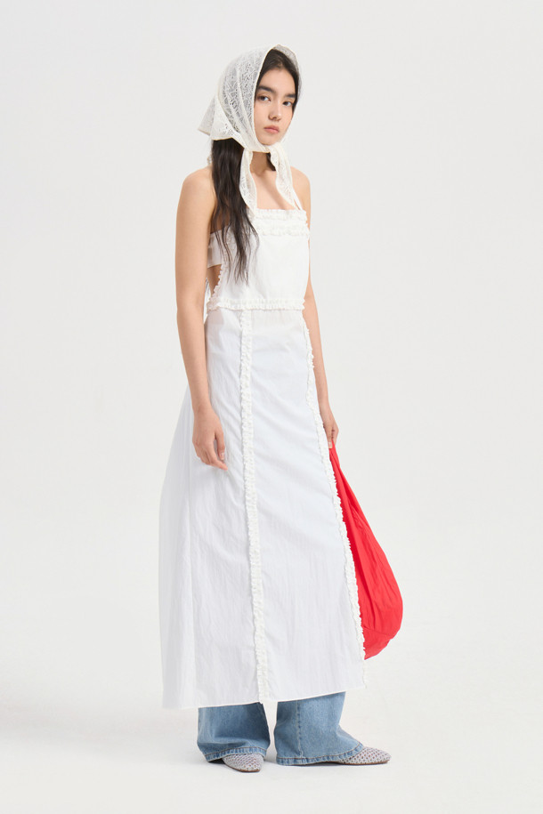 Chouetties by LUCKY CHOUETTE(슈에티 바이 럭키슈에뜨)의 홀터넥 롱 원피스 (화이트)입니다. 여성 의류로, 봄, 여름 시즌에 어울리는 우아하고 베이직한 스타일의 롱 원피스입니다. 홀터넥 디자인과 A라인 치마핏으로 여성스러운 실루엣을 연출하며, 백리스 디자인과 허리 끈, 러플 디테일로 포인트를 더했습니다. 민소매 디자인으로 시원하며, 레이어드하여 다양한 스타일을 연출할 수 있습니다. 데이트룩, 휴가룩, 리조트룩 등 특별한 날에 로맨틱하고 미니멀한 무드를 더해보세요.
